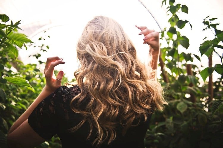 hair-extensions-blond-woman