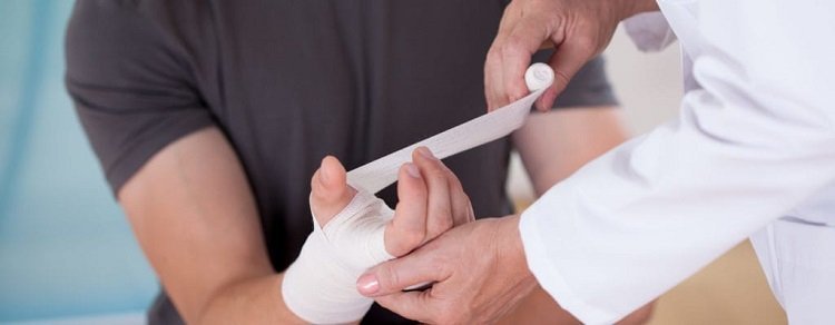 hand pain doctor bandage