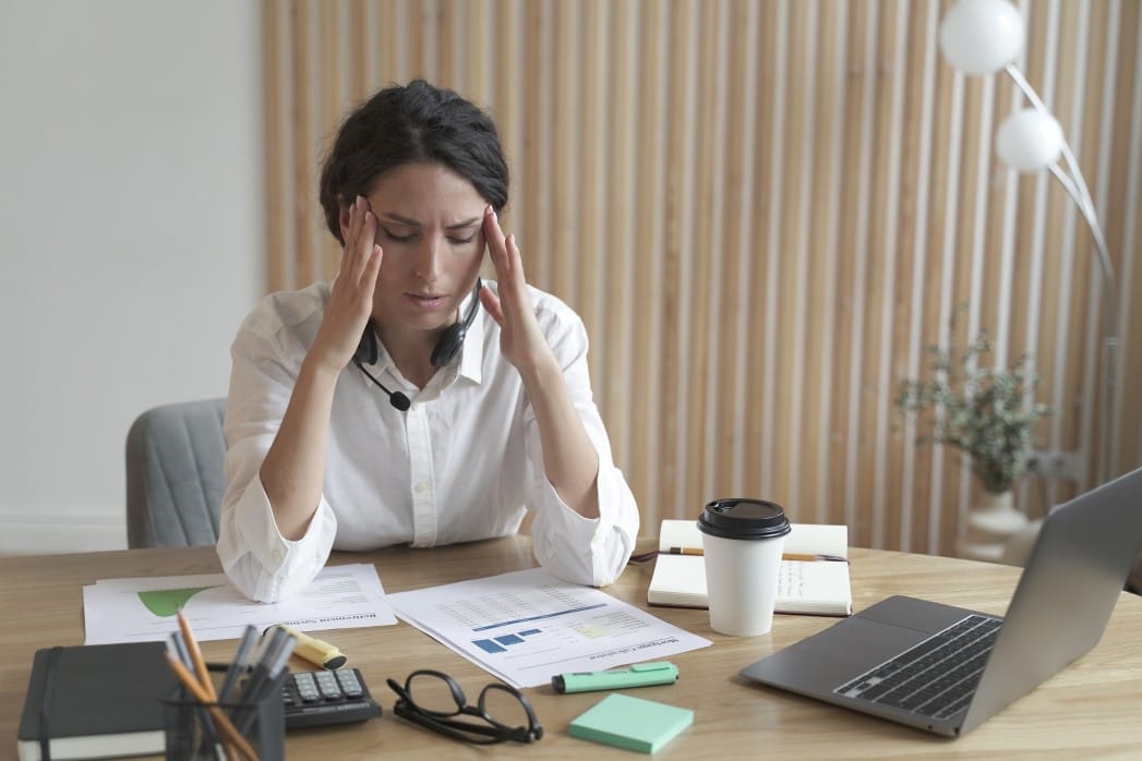 young-frustrated-upset-italian-woman-holding-head-in-hands-suffering-from-headache-after-hard-working