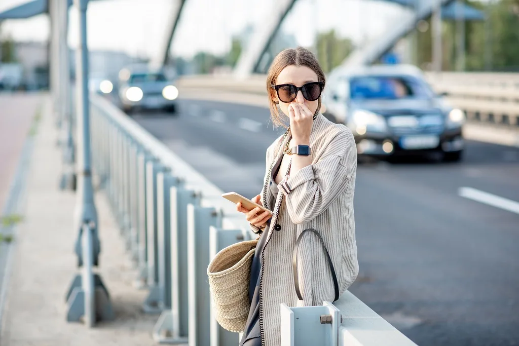 Woman feeling bad because fo the air polution outdoors